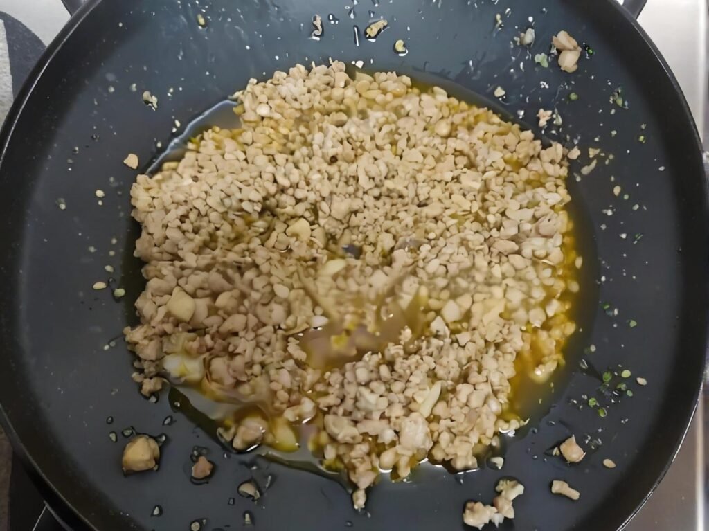 Heat vegetable oil in a pan over medium-high heat.
Add the minced pork and stir-fry until it turns slightly golden and fragrant.